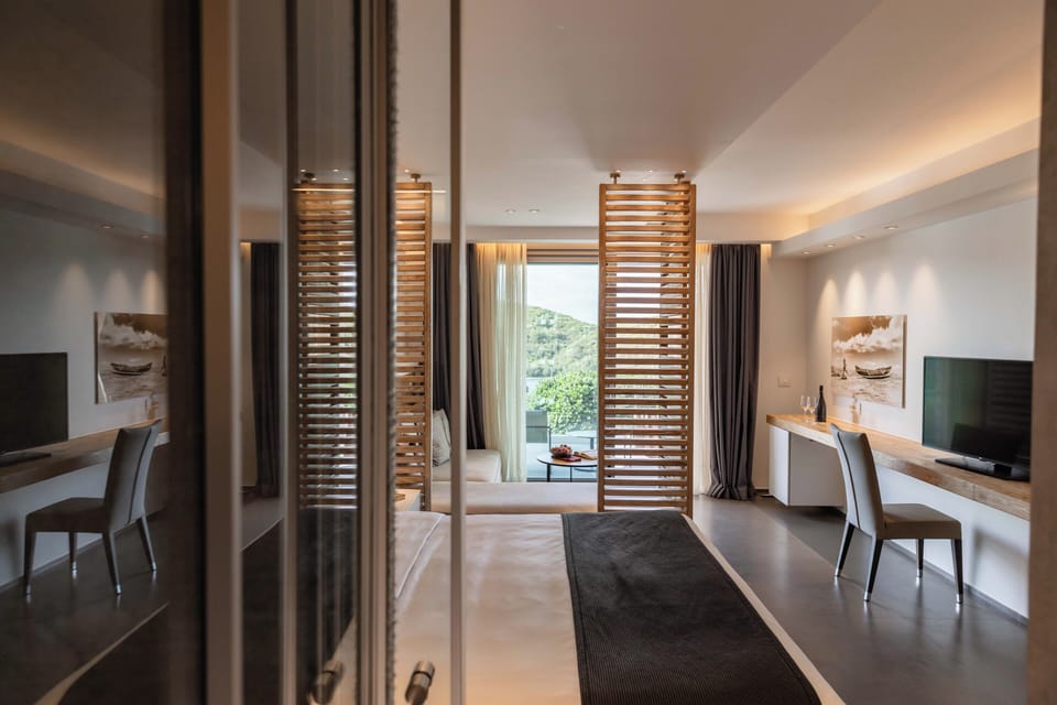 Premium Junior Suite Sea View | Premium bedding, minibar, in-room safe, desk