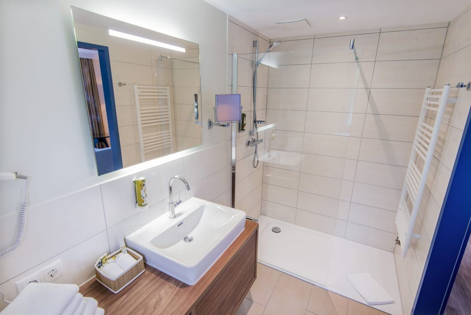 Design Room | Bathroom | Shower, hair dryer, heated floors, towels