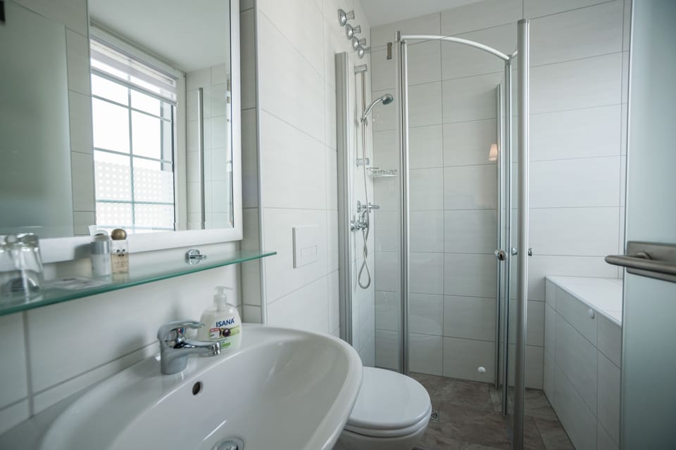Shower, free toiletries, towels