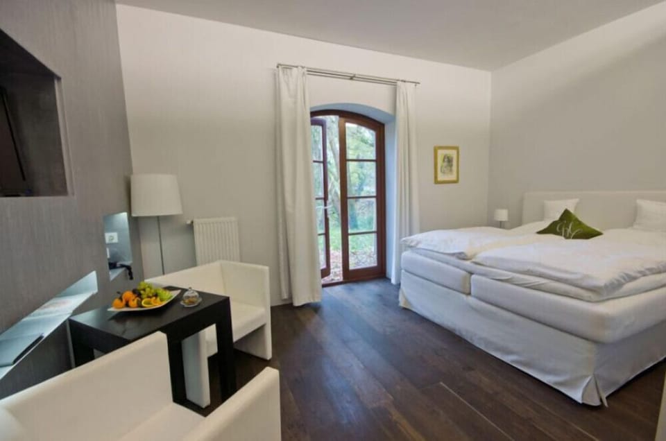 Superior Double Room, 1 King Bed, Garden Area | Soundproofing, iron/ironing board (on request), WiFi (free), bed sheets