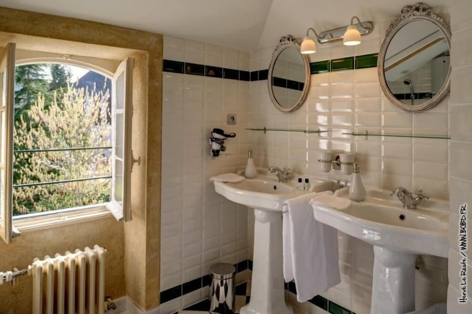 Superior Room | Bathroom | Hydromassage showerhead, free toiletries, hair dryer, slippers