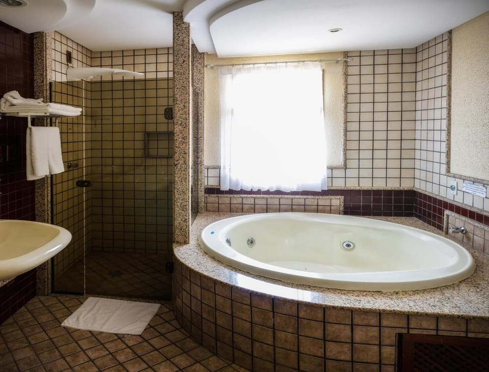 Suite (Master) | Bathroom | Shower, free toiletries, hair dryer, towels