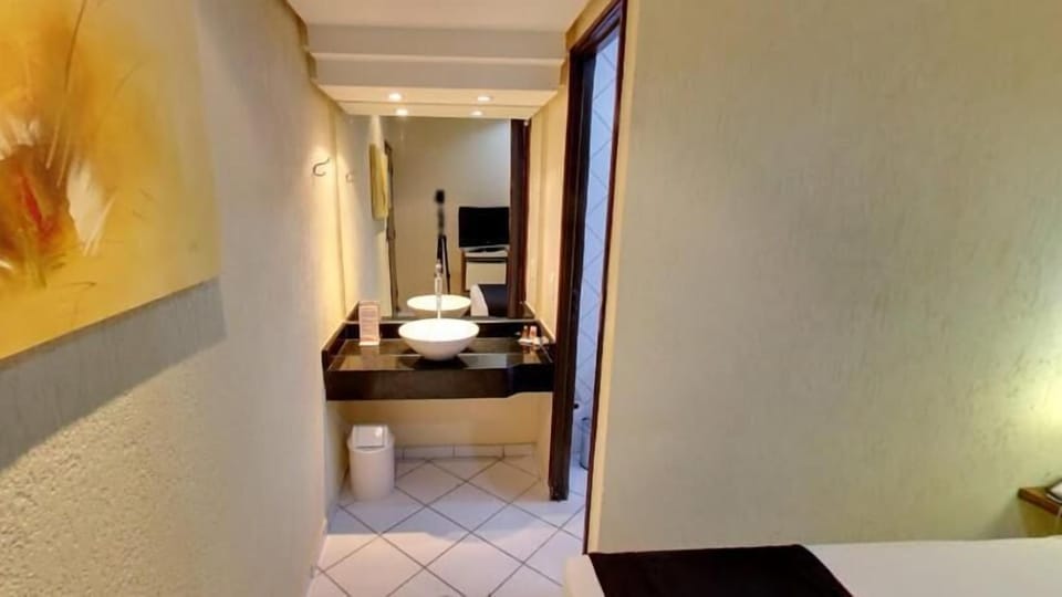 Economy Single Room | Bathroom | Shower, free toiletries, hair dryer, towels
