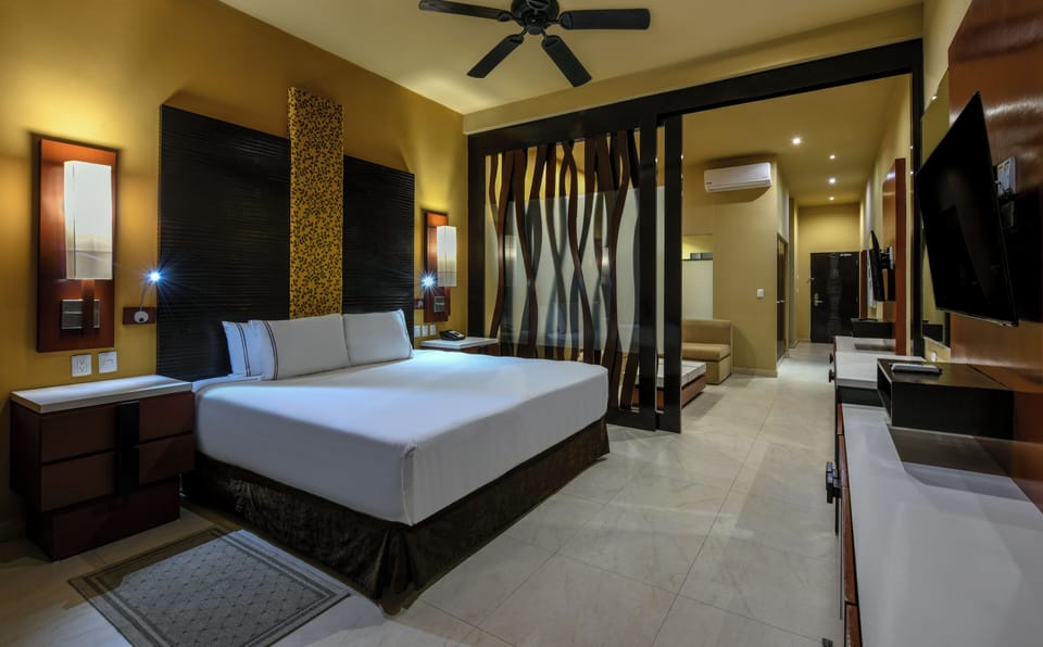 OCEANFRONT SUITE - MORE INCLUSIVE | Free minibar, desk, laptop workspace, blackout drapes