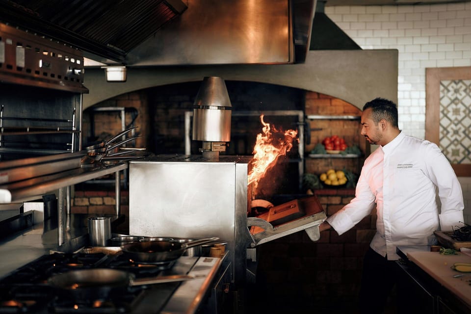 8 restaurants; breakfast, lunch, and dinner served