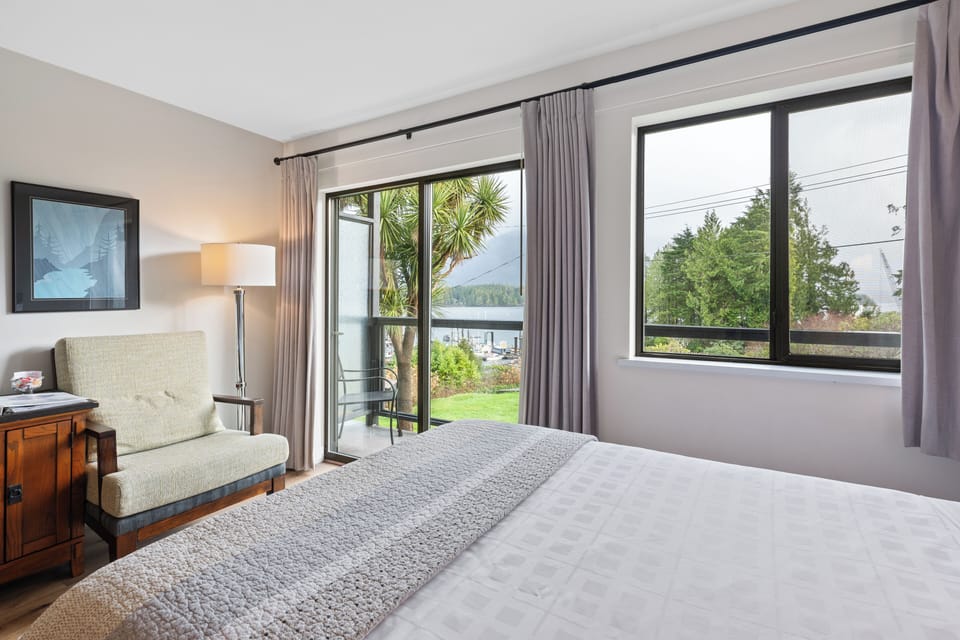 Double Room, Pet-Friendly, Harbor View | Blackout drapes, iron/ironing board, free WiFi, bed sheets