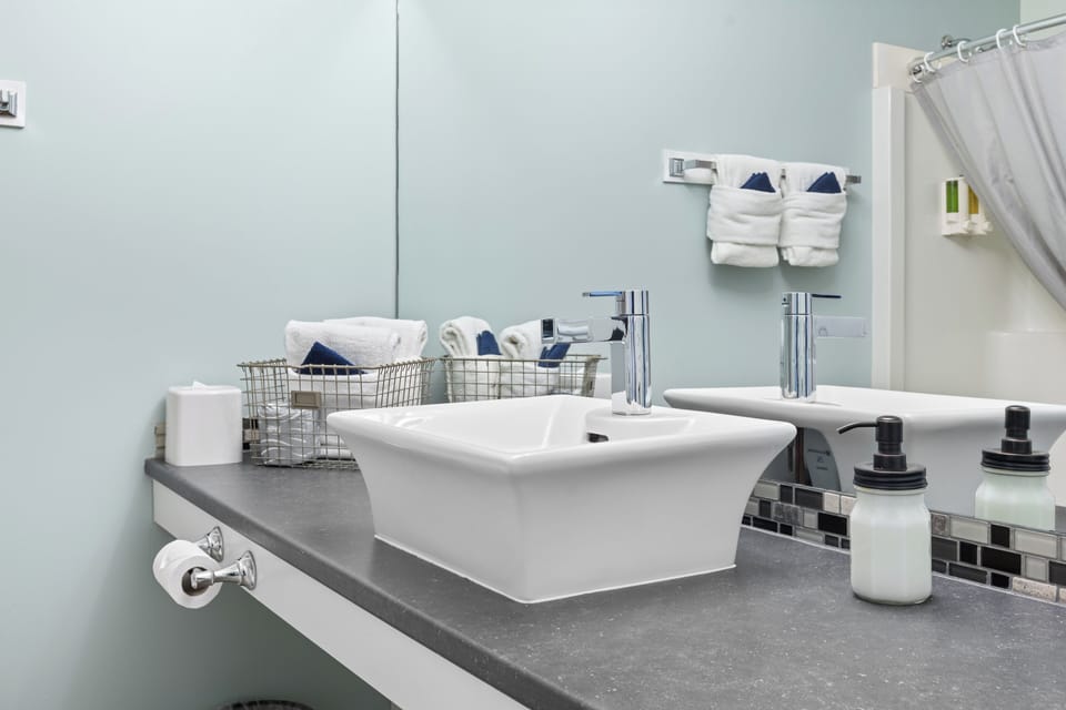 Double Room, Pet-Friendly, Harbor View | Blackout drapes, iron/ironing board (on request), WiFi (free)