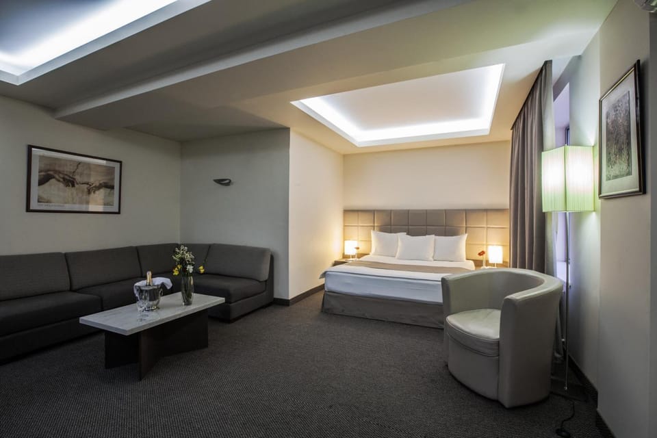 Premium bedding, minibar, in-room safe, desk