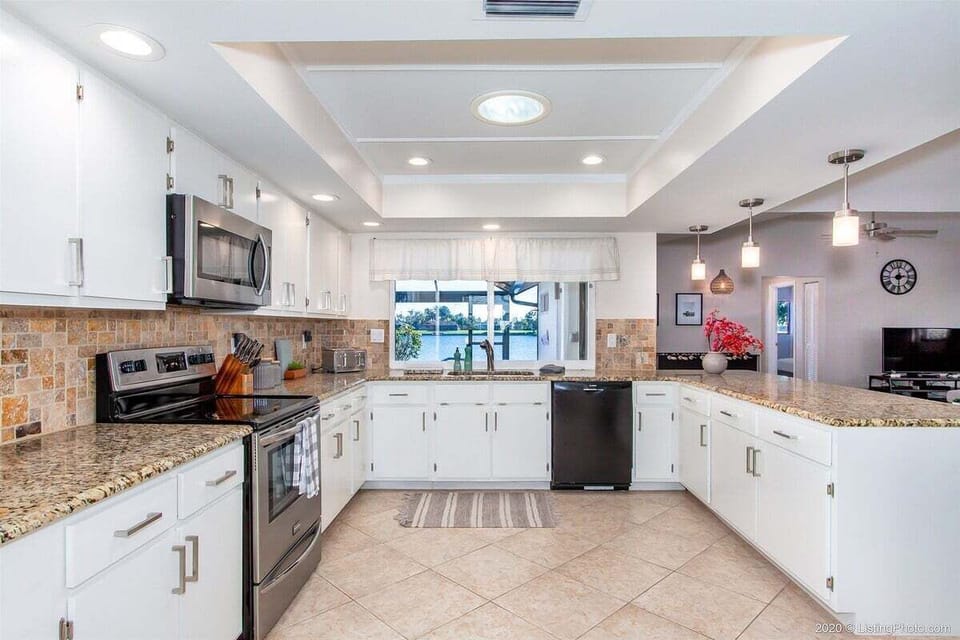 Gourmet kitchen with Lots of Space