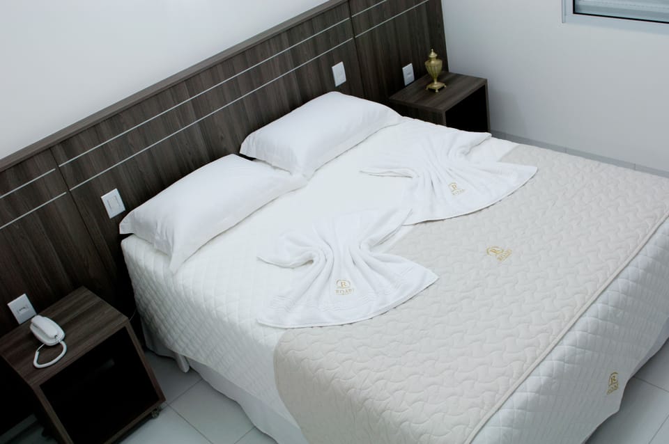Premium bedding, minibar, desk, WiFi (free)