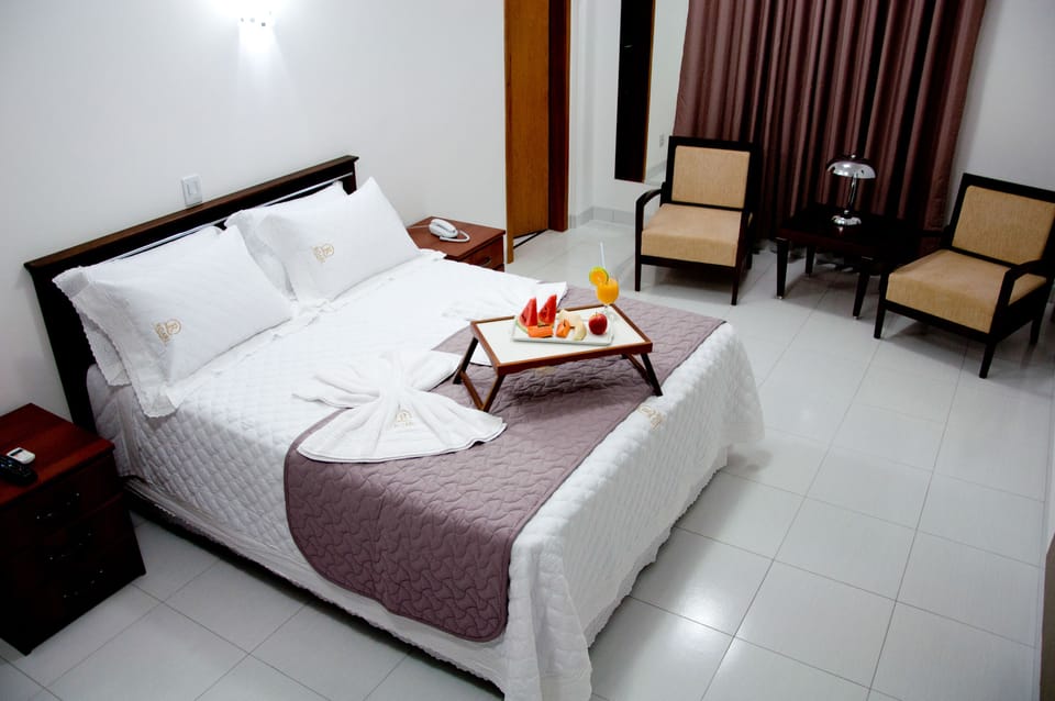 Suite, Jetted Tub | Premium bedding, minibar, desk, WiFi (free)