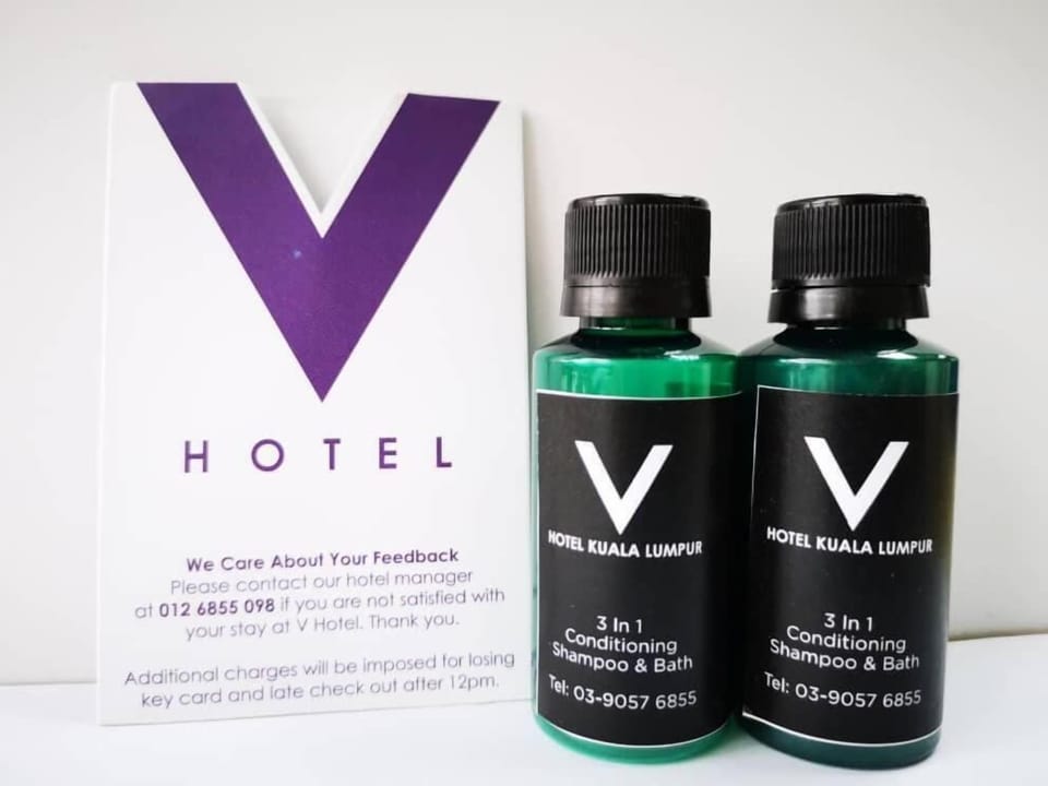 Shower, rainfall showerhead, free toiletries, hair dryer