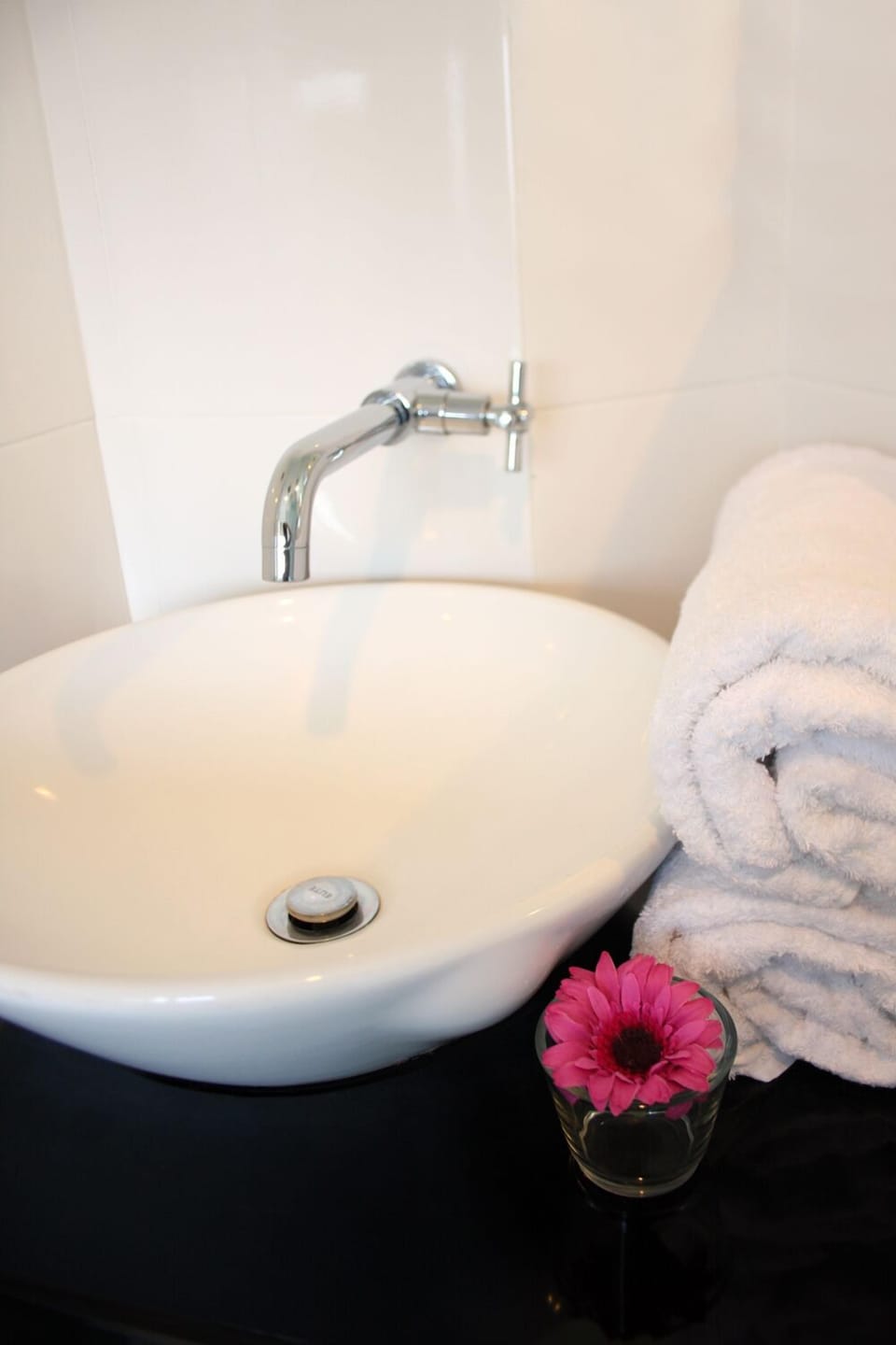 Shower, rainfall showerhead, free toiletries, hair dryer