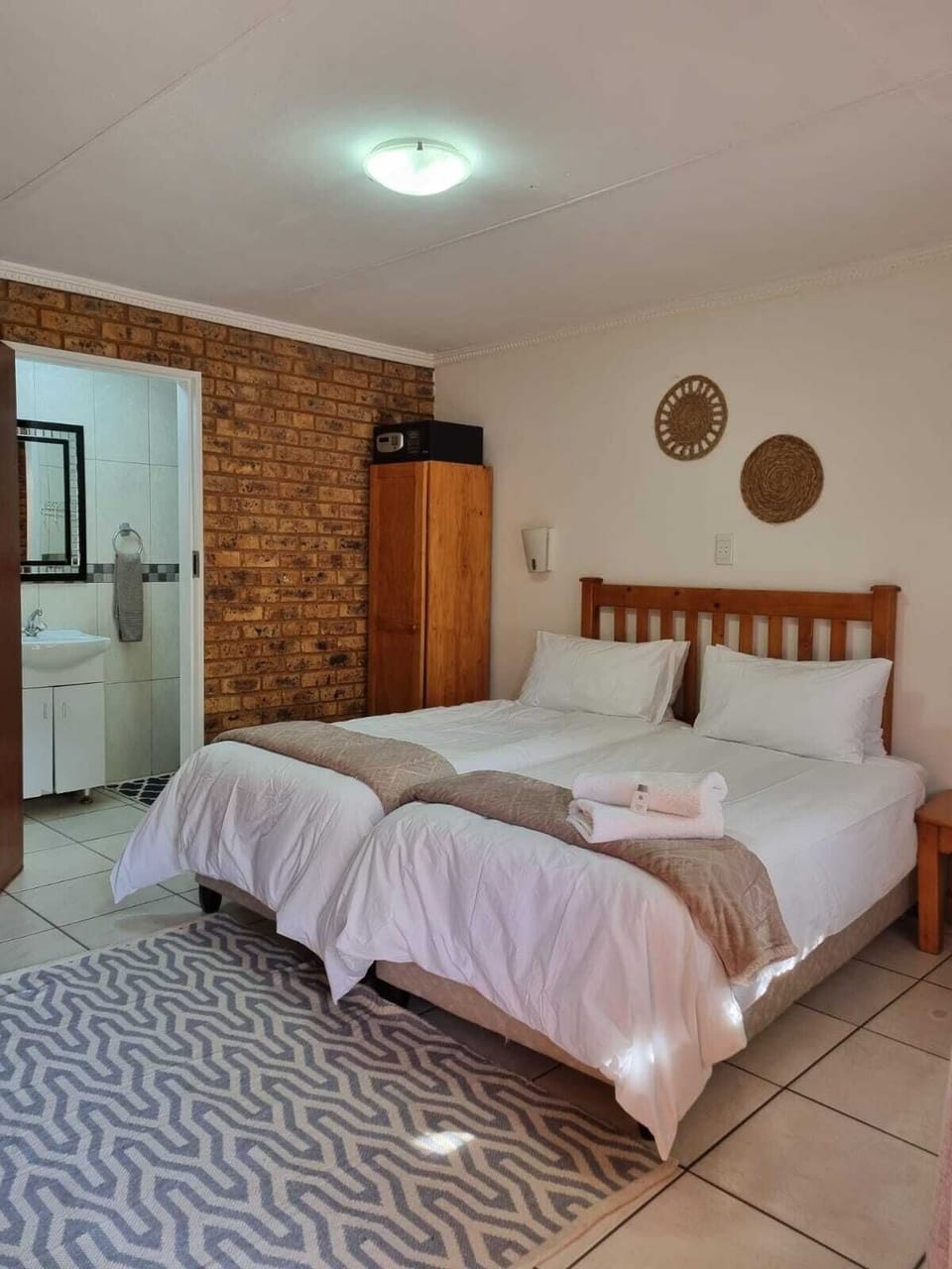 Deluxe Single / Twin Room | In-room safe, desk, iron/ironing board, free WiFi