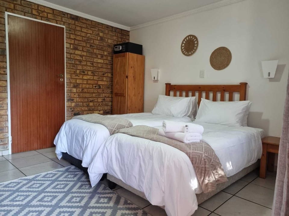 Deluxe Single / Twin Room | In-room safe, desk, iron/ironing board, free WiFi
