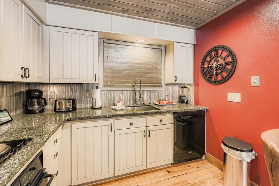 Condo, 2 Bedrooms | Private kitchen | Fridge, microwave, oven, coffee/tea maker