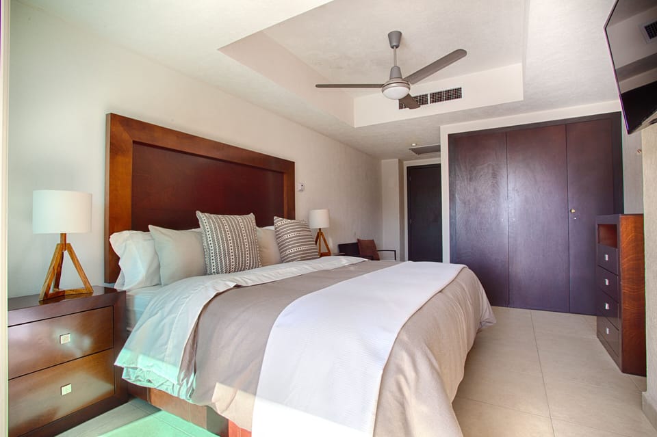 Fan and AC in the bedroom to sleep cool