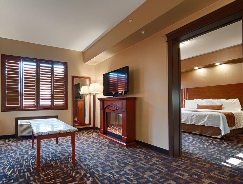 Suite, 1 King Bed, Non Smoking | In-room safe, desk, iron/ironing board, WiFi (free)