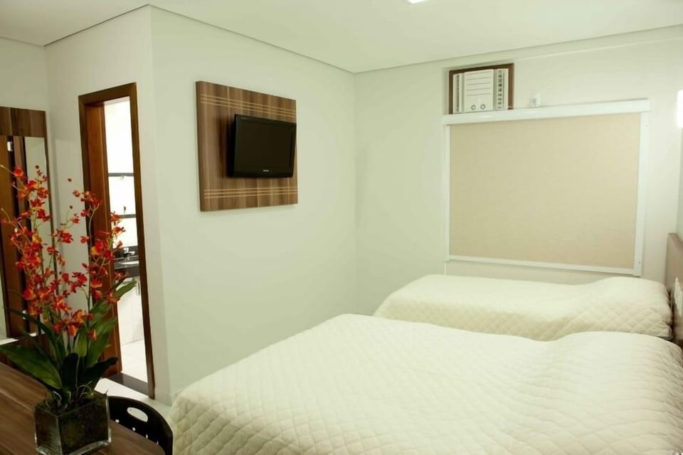 Minibar, in-room safe, desk, WiFi (free)