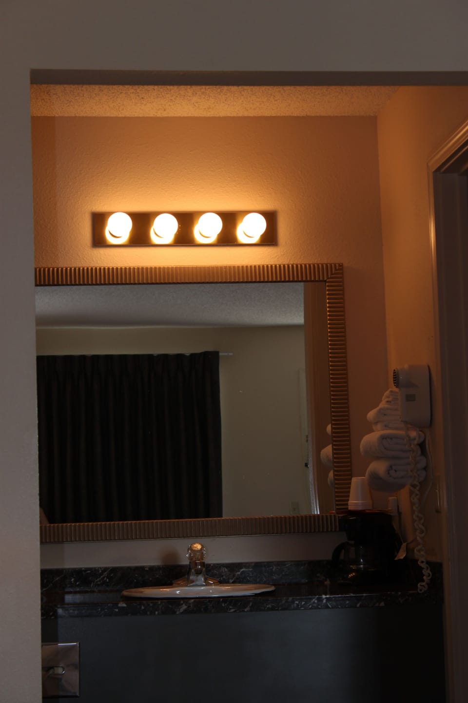 Standard Room, 1 King Bed | Bathroom sink