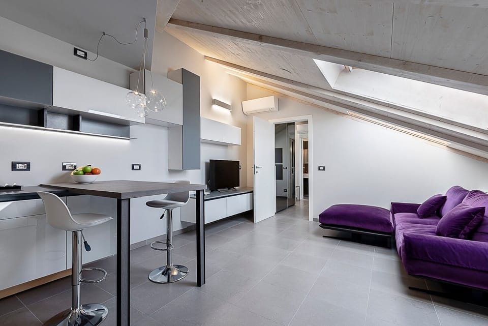 Suite Design Apartment | Living area | 80-cm TV with satellite channels, heated floors