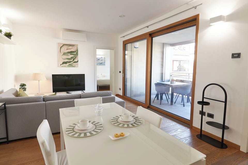 Suite Design Apartment King | Living area | 80-cm TV with satellite channels, heated floors