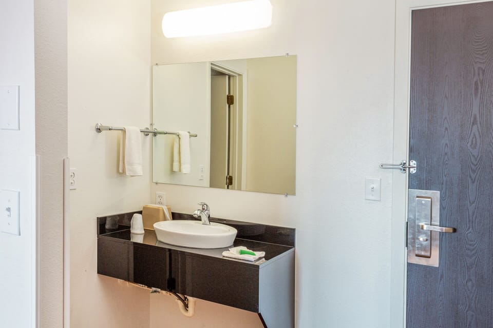 Premium Room, 1 Queen Bed | Bathroom | Separate tub and shower, free toiletries, hair dryer, towels