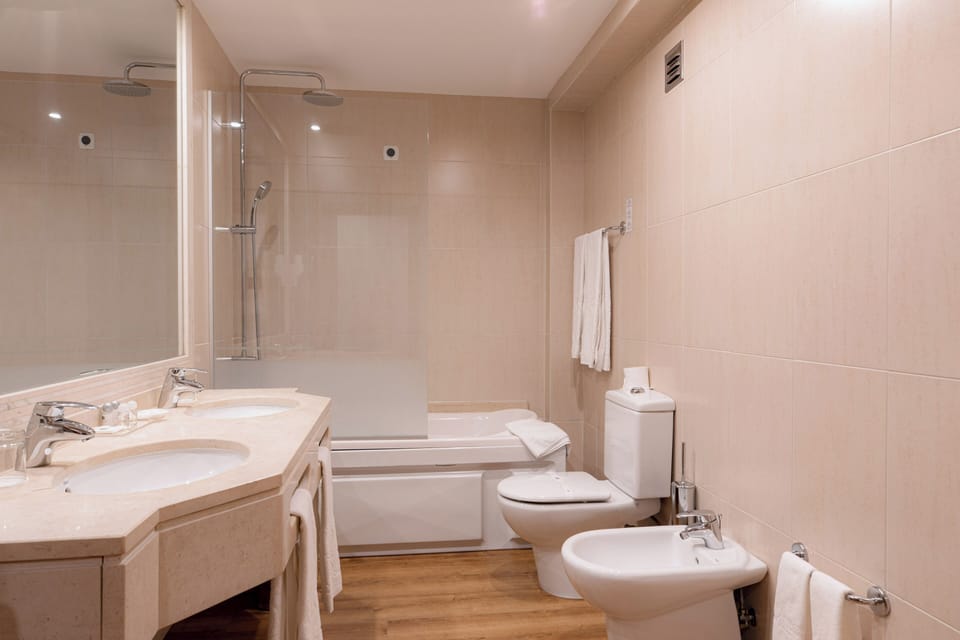Master Suite | Bathroom | Deep soaking tub, rainfall showerhead, free toiletries, hair dryer