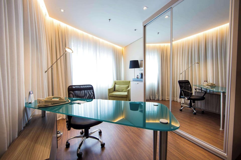Suite Superior King | Minibar, in-room safe, desk, blackout drapes