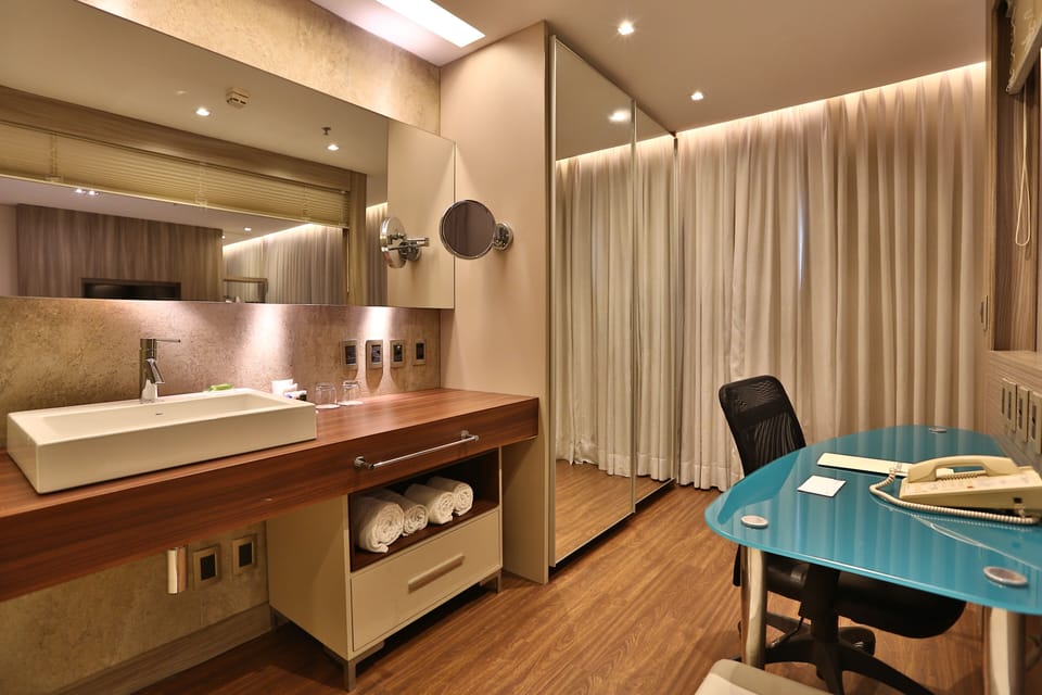 Quarto Superior Double | Minibar, in-room safe, desk, blackout drapes