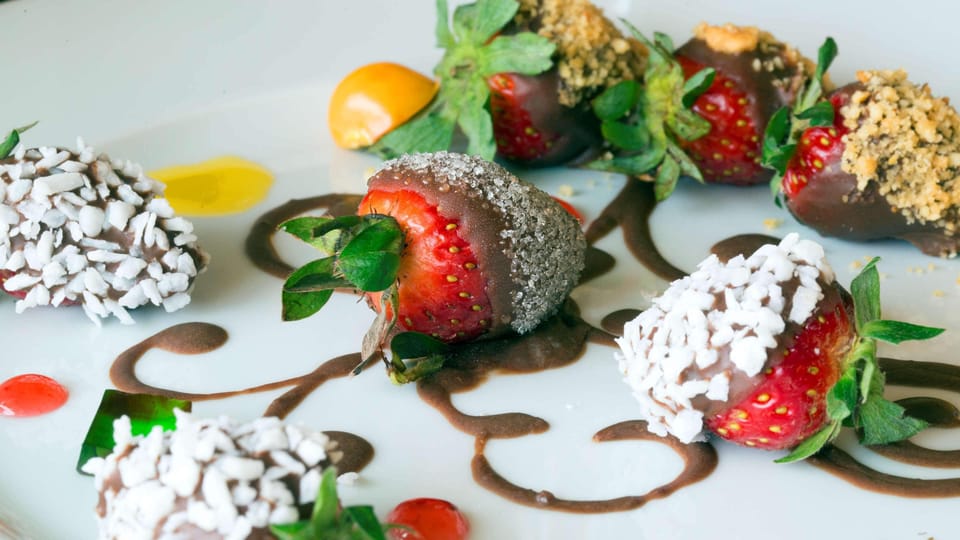 4 restaurants; breakfast and lunch served