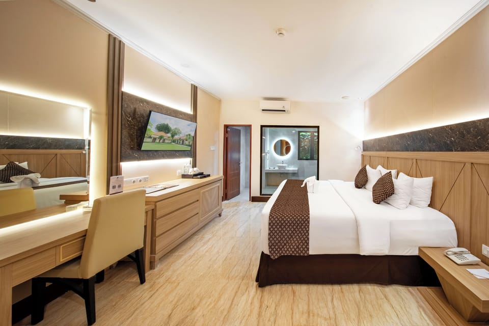 Superior Room | Minibar, in-room safe, desk, blackout drapes