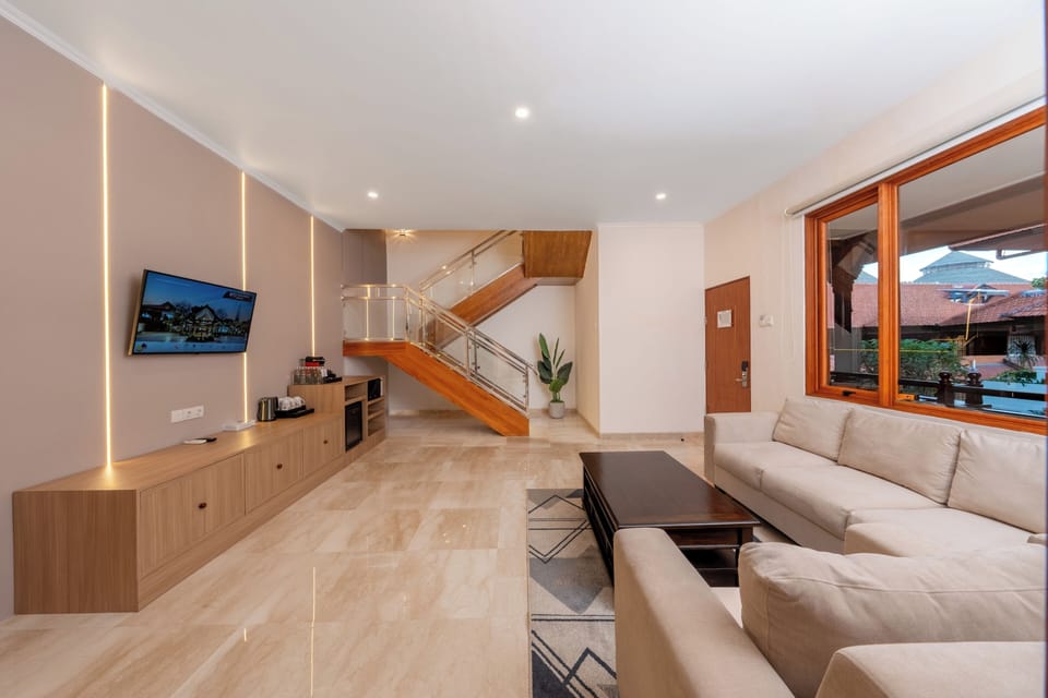 Family Suite | Living area | 32-inch LED TV with cable channels, TV