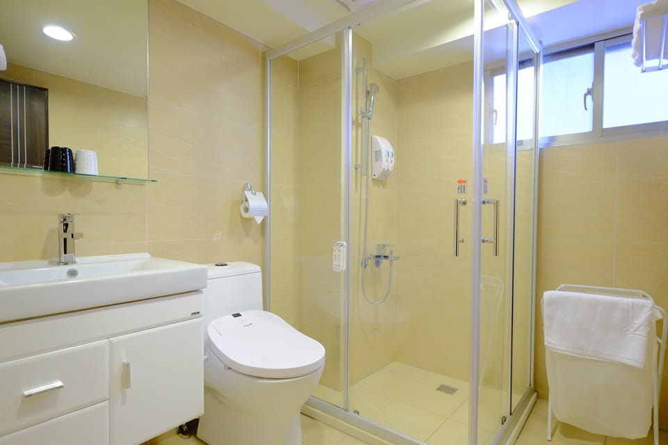 Deluxe Double Room | Bathroom | Shower, rainfall showerhead, hair dryer, slippers