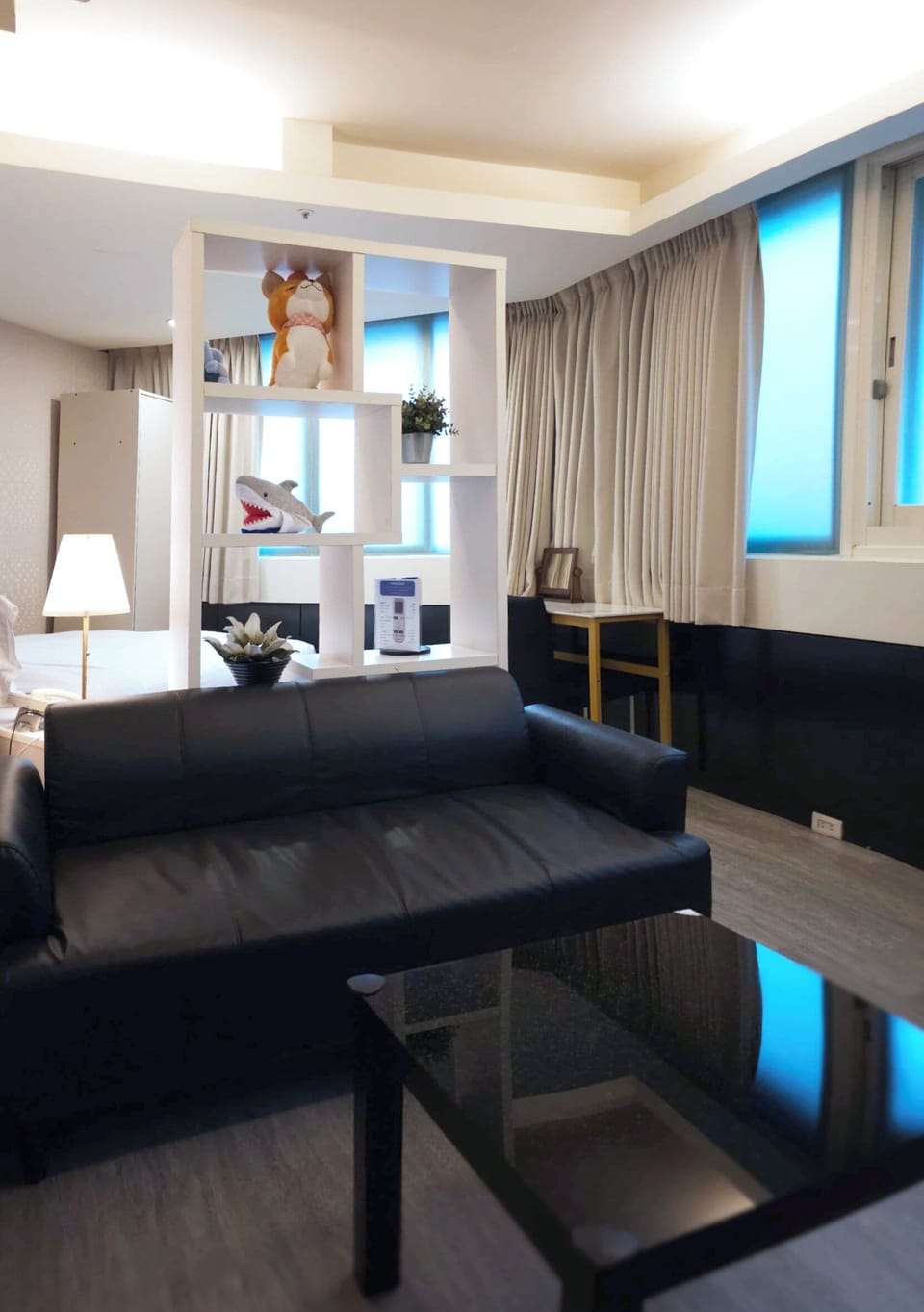 Executive Room, 1 Queen Bed | Down comforters, pillowtop beds, individually decorated, desk