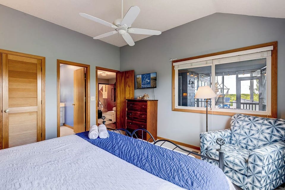 Second-Level King Master Bedroom