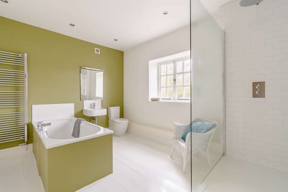 Milton House First Floor Bathroom - StayCotswold