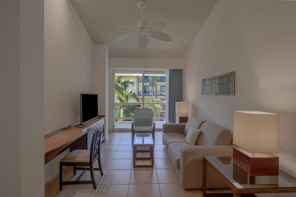 Privileged Suite | Living area | Plasma TV