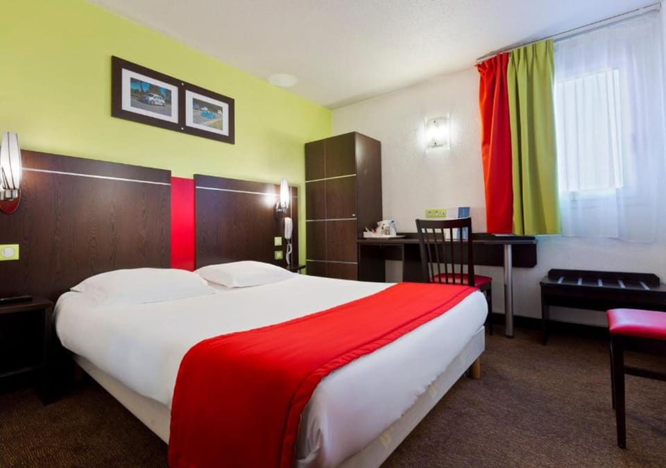 Premium bedding, in-room safe, desk, soundproofing