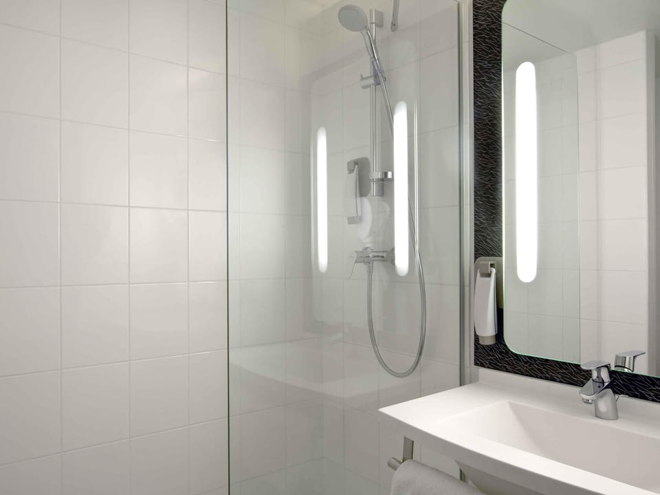 Premium bedding, desk, soundproofing, free cribs/infant beds