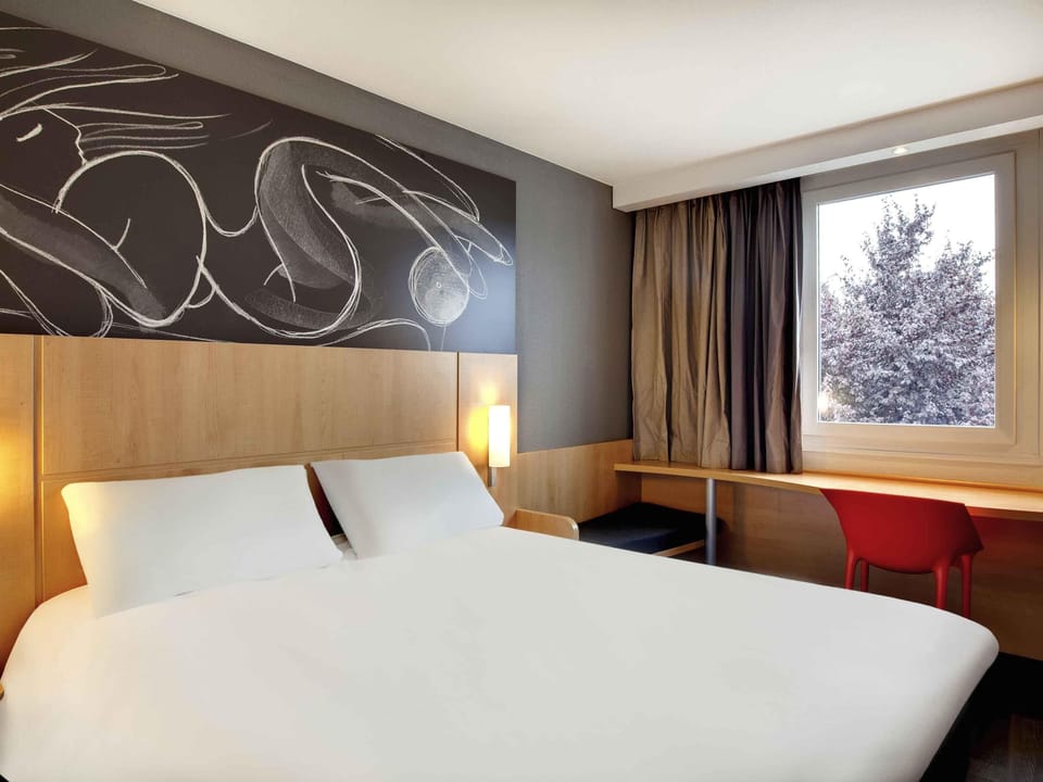 Premium bedding, desk, soundproofing, free cribs/infant beds