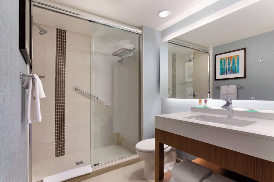 Combined shower/tub, designer toiletries, hair dryer, towels