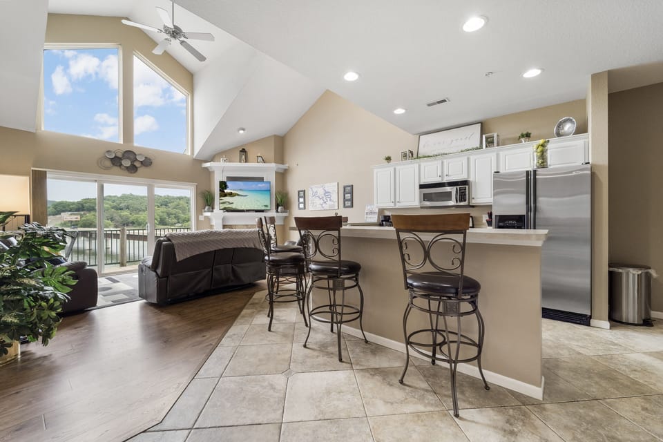 Kitchen with breakfast bar