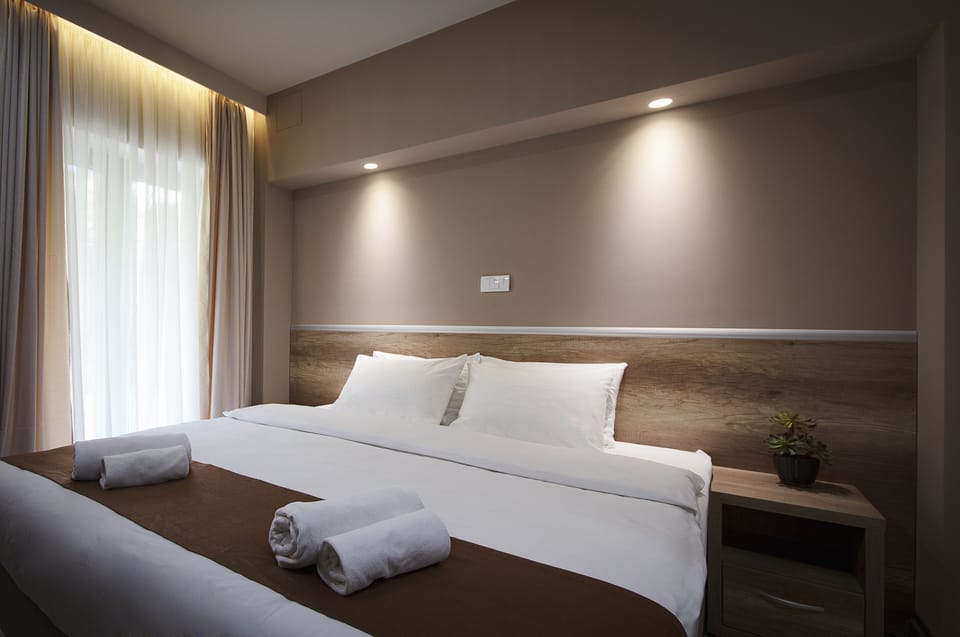 Deluxe Double or Twin Room | Minibar, desk, free cribs/infant beds, free WiFi