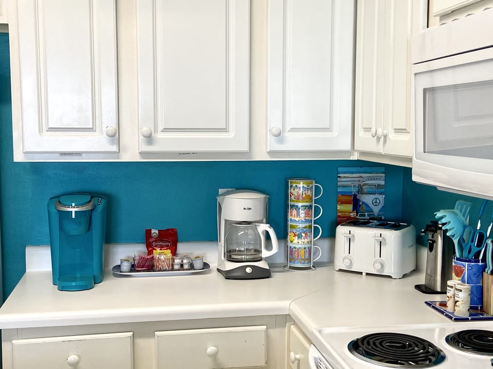 Coffee bar, Keurig or drip coffee maker