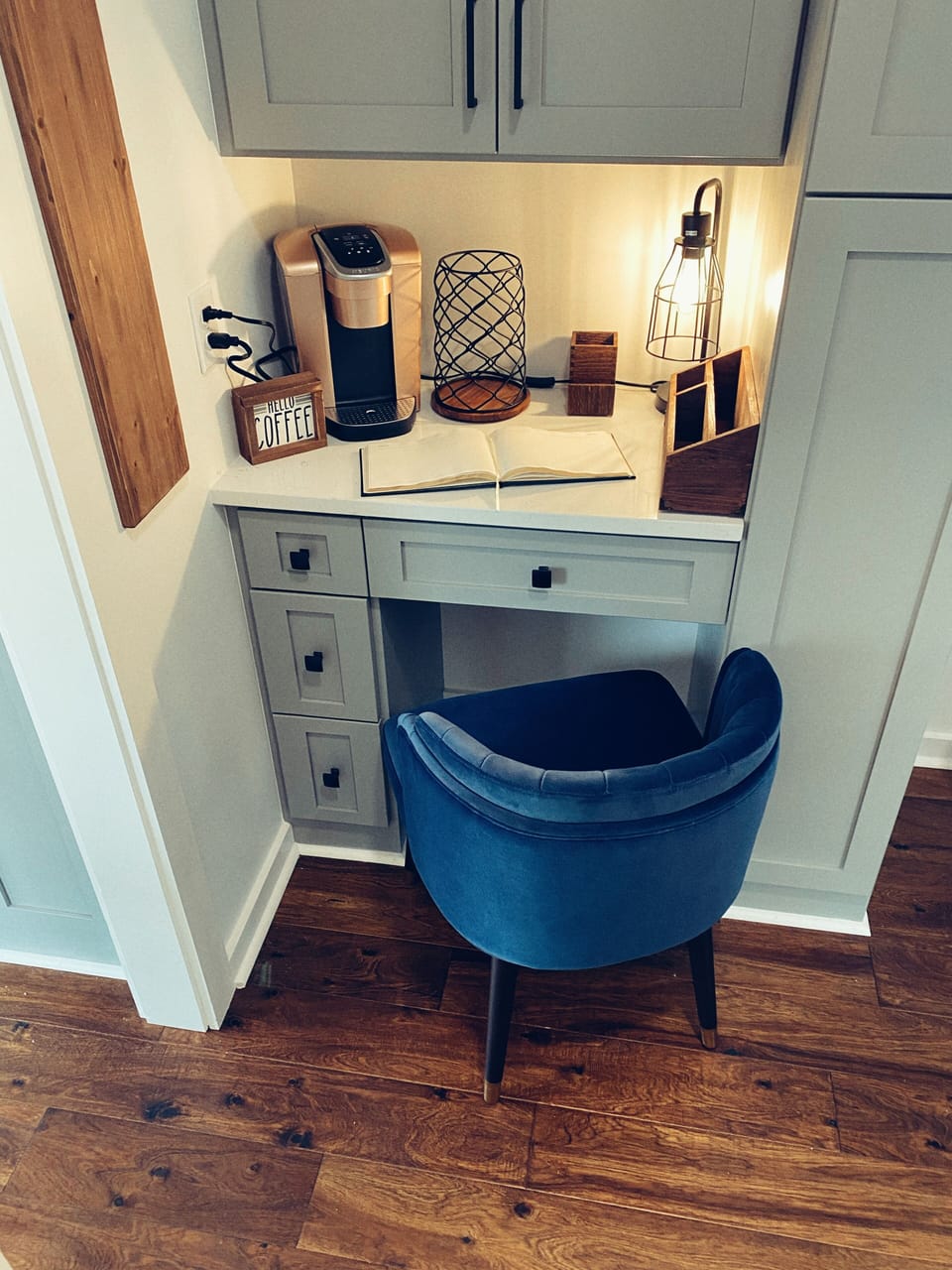 Desk/coffee area