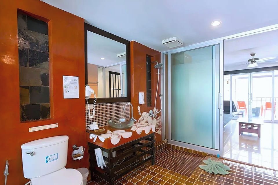 Deluxe Family Room with Jacuzzi | Bathroom | Free toiletries, hair dryer, towels