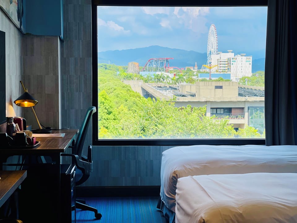 Speed room Twin | Down comforters, desk, blackout drapes, free WiFi