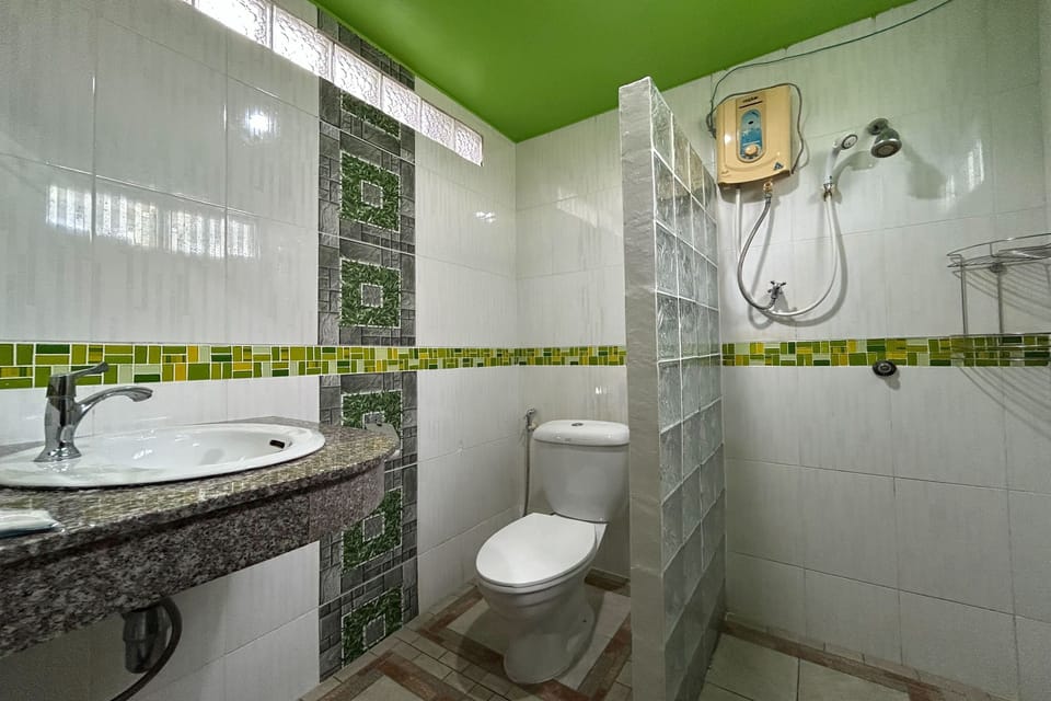 Family Room | Bathroom | Shower, rainfall showerhead, hair dryer, towels