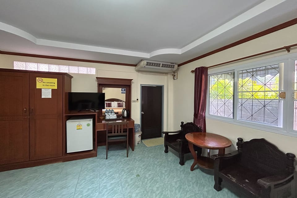 Family Room | Desk, iron/ironing board, free WiFi, bed sheets